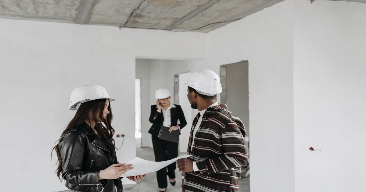 Poseur de gypse professionnel au travail dans une maison au Québec