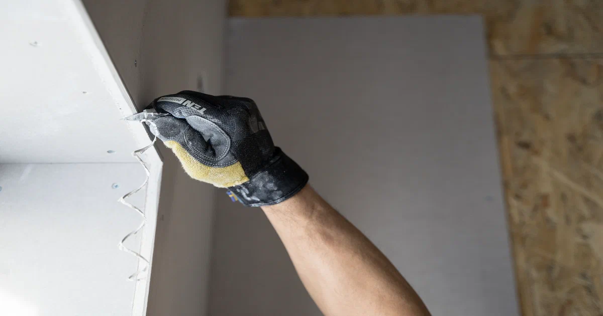 Erreurs courantes lors de la pose de gypse — fissures, vis apparentes et joints mal finis