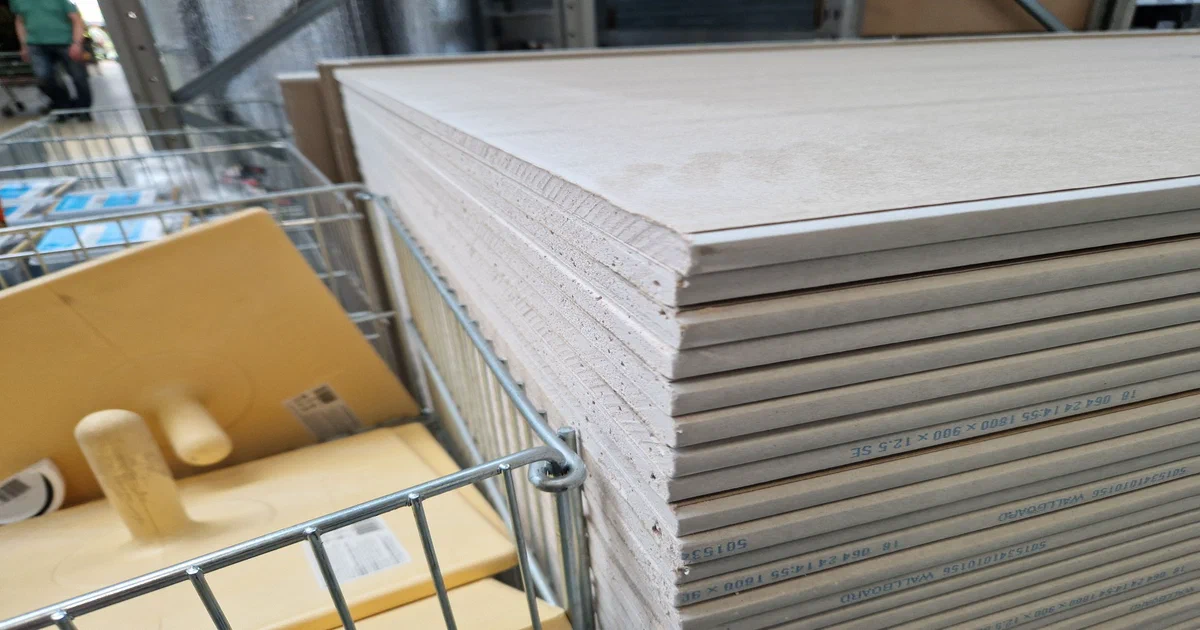 Différents types de panneaux de gypse empilés dans un chantier résidentiel